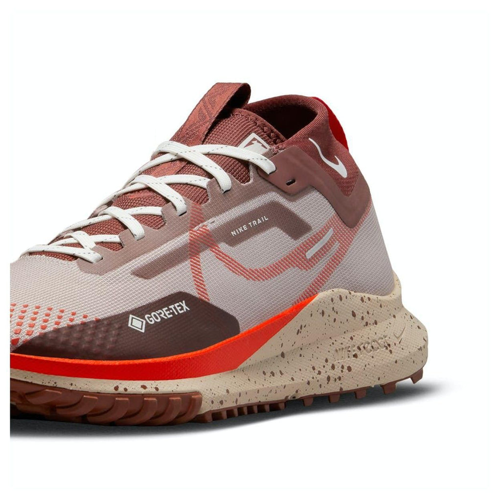 Nike React Pegasus Trail 4 Gore-Tex Men's Trainers DJ7926 (Diffused Taupe/Dark Pony/Sail/Picante Red 200), Diffused Taupe Dark Pony Sail Picante Red, 13